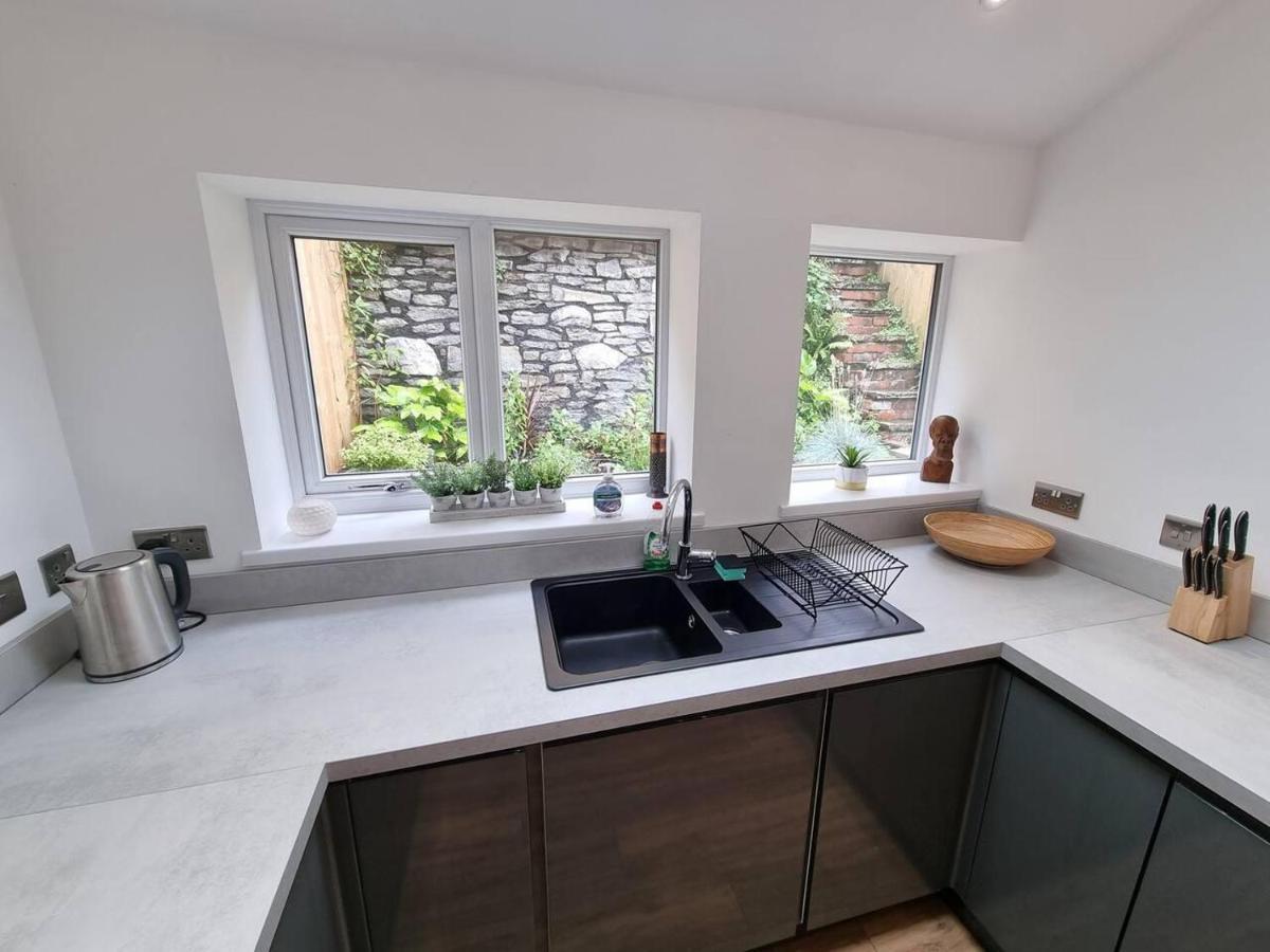 Modern 4-Bedroom Townhouse With Private Garden Abertillery Exterior photo